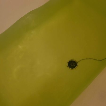 白元アース　HERSバスラボボトル「濃厚リンゴ」の入浴剤と色の画像2