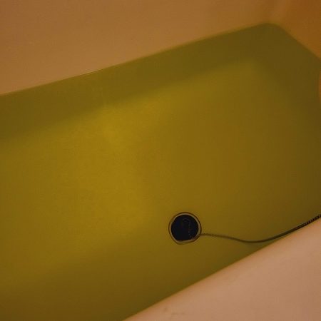 白元アース　HERSバスラボボトル「濃厚マスカット」の入浴剤と色の画像2