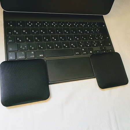 サンワサプライ 薄型リストレスト(TOK-ERG6BK-S)をiPad ProのMagic Keyboardで使う1