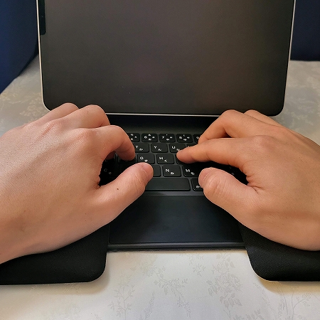 サンワサプライ 薄型リストレスト(TOK-ERG6BK-S)をiPad ProのMagic Keyboardで使う2