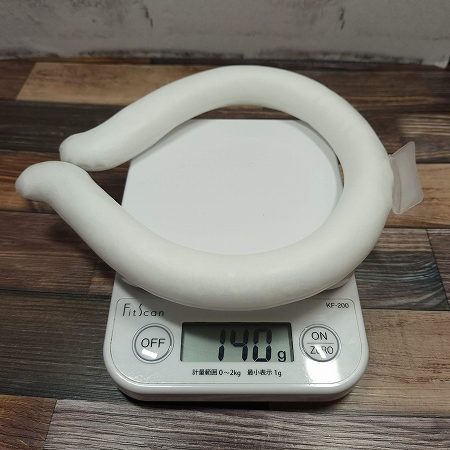 ノーブランドアイスリングの重量を計測した画像