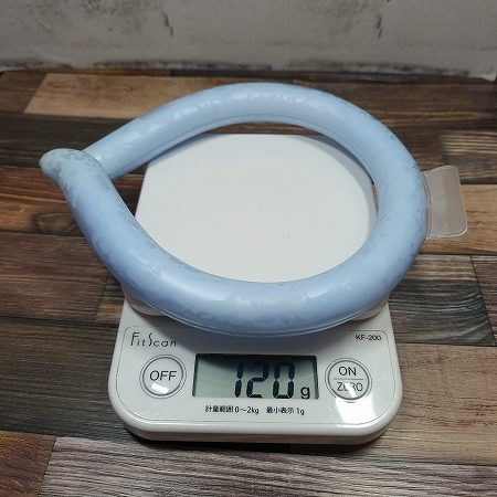 ダイソー クールネックの重量を計測した画像
