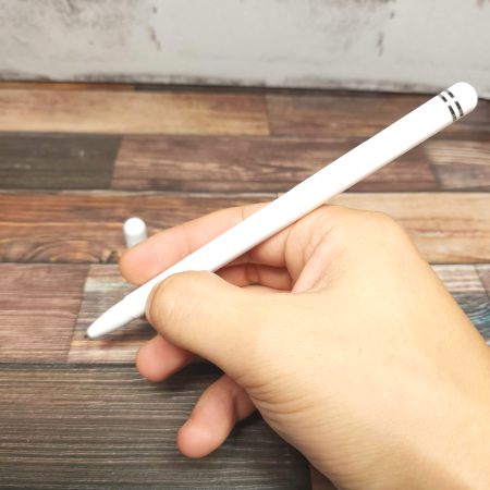 「RoWrite 2」の専用ペンはApple Pencilくらいの大きさ