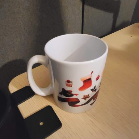 机の上に置いているマグカップの画像