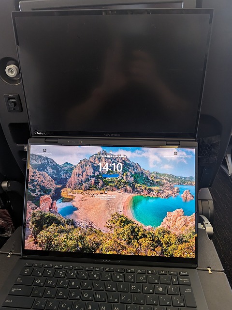 ZenBook Duo(UX8406MA)を飛行機の機内で利用1